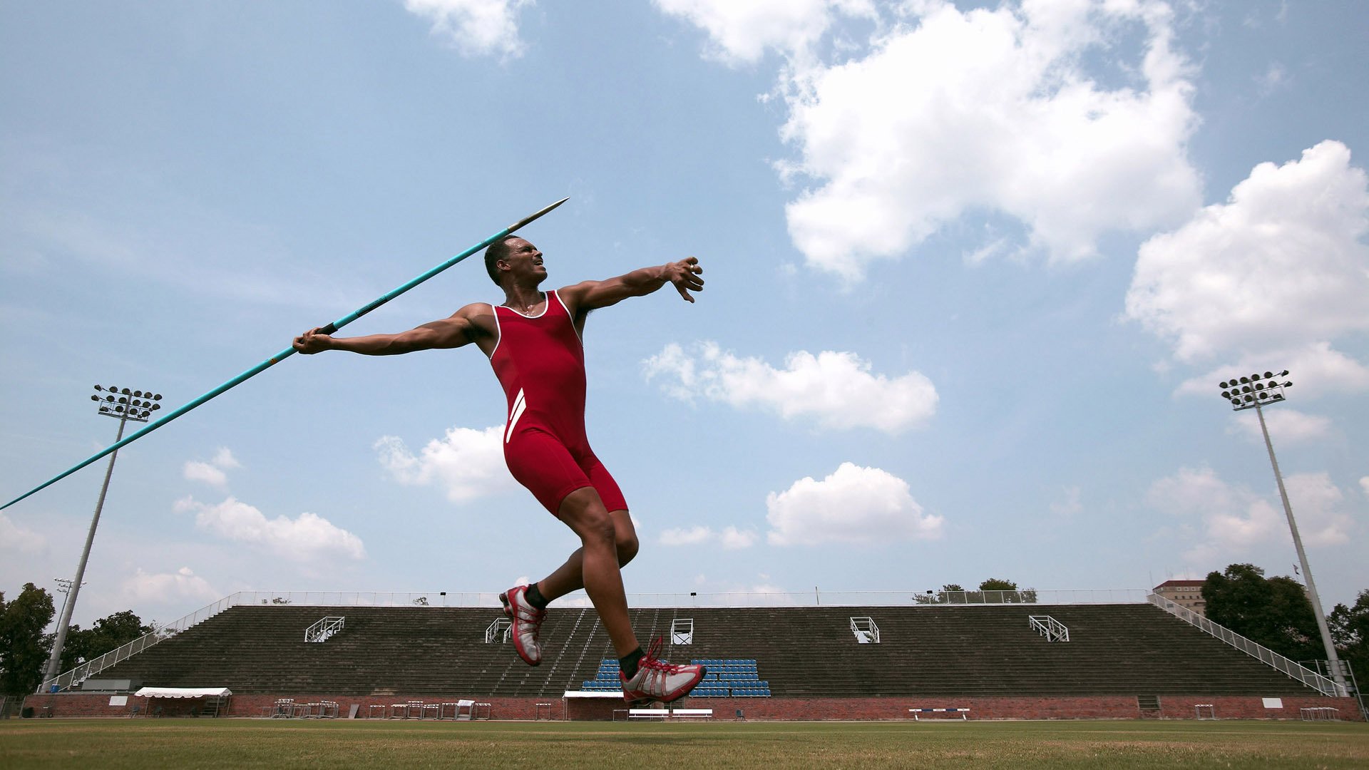 C罗赛后在球场中央独自默哀致敬传奇，c罗出战